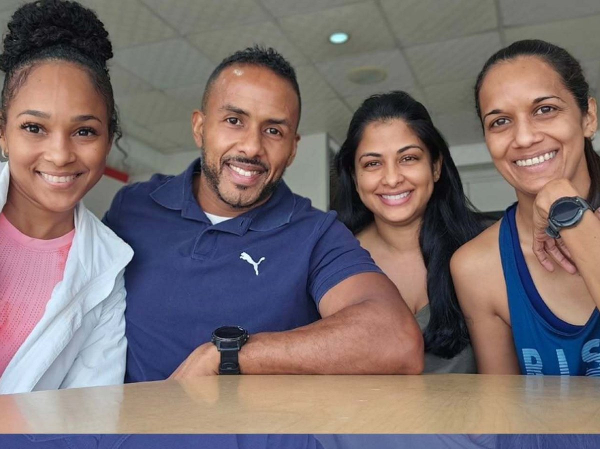 David with four DaveBfit clients at the gym