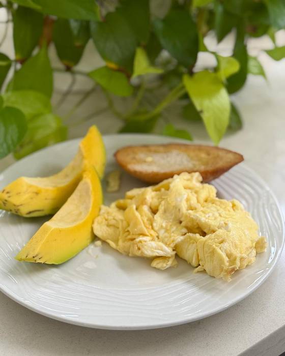 Scrambled eggs with plantain and toast.