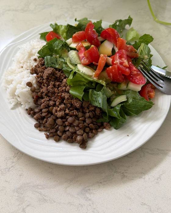 Seasoned mince with rice and a fresh tomato and lettuce salad.